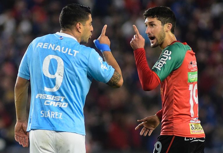 (VIDEO) Fuerte cruce de Luis Suárez en el fútbol uruguayo