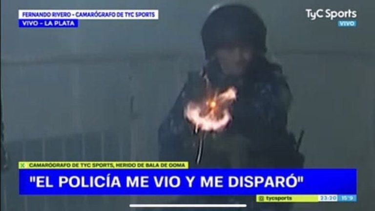 (VIDEO) Gimnasia – Boca: Policía dispara a una cámara mientras lo grababa