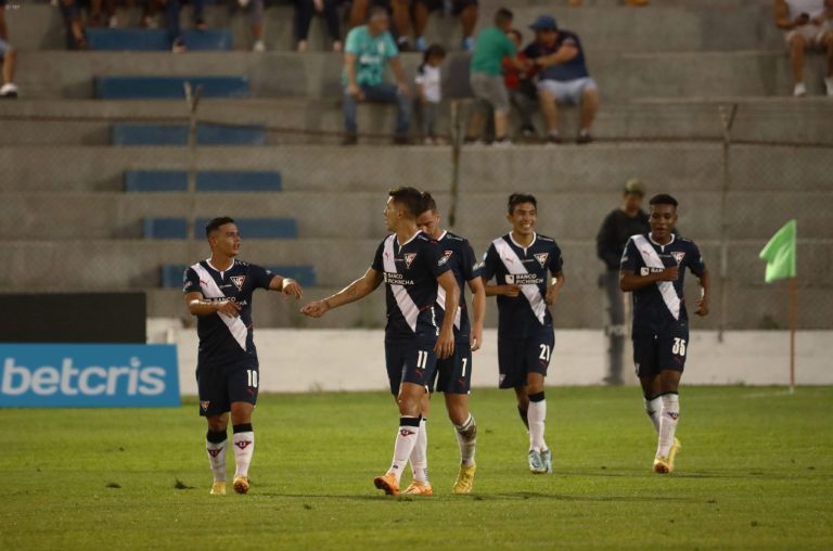 CON BAJAS: ¡11 de LDU para visitar a Delfín!
