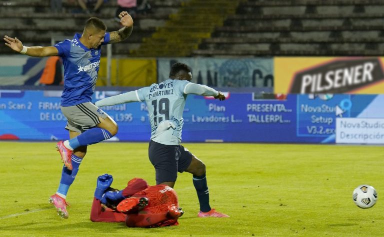 (VIDEO) NO SE RINDEN: U. Católica ganó a Emelec y sigue en pelea