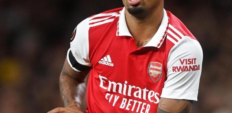 Gabriel Jesus da el susto al caer noqueado