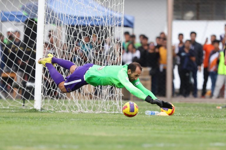 (VIDEO) DE LOCOS: Hernán Barcos anotó y terminó atajando con Alianza Lima