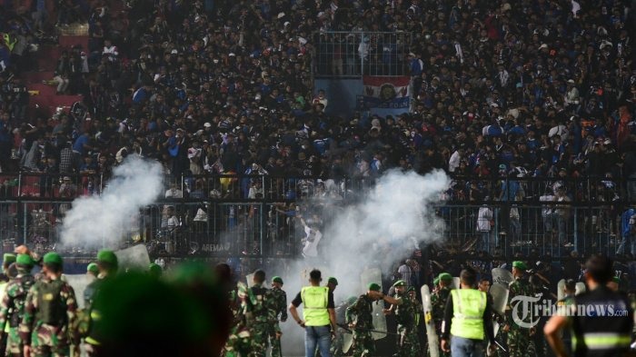 (VIDEO) TRAGEDIA: 127 muertos en un partido de la Liga de Indonesia