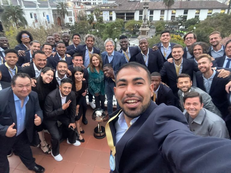 Homenaje a IDV: El campeón de la Sudamericana visitó el Palacio de Carondelet