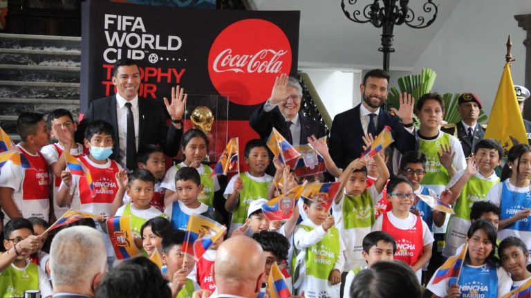 (VIDEO) Presidente Guillermo Lasso alzó la Copa del Mundo
