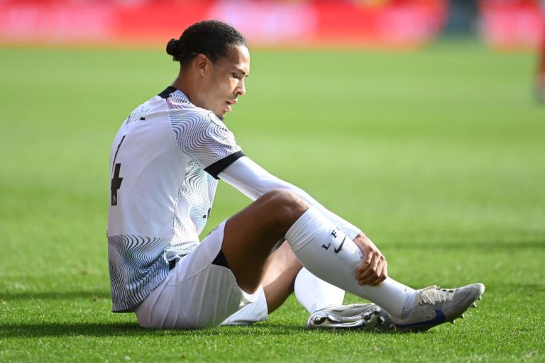(VIDEO) SOLO UN SUSTO: Virgil Van Dijk pidió asistencia médica