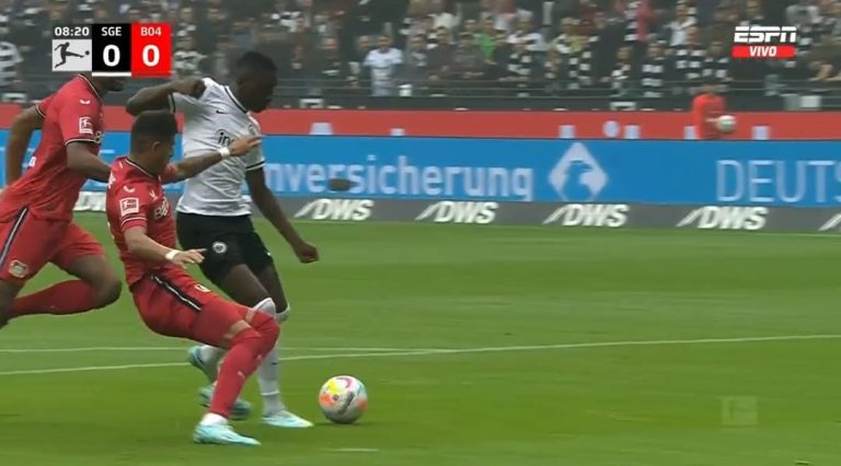 (VIDEO) TREMENDO CIERRE: Piero Hincapié ‘apagó los incendios’ Vs Frankfurt