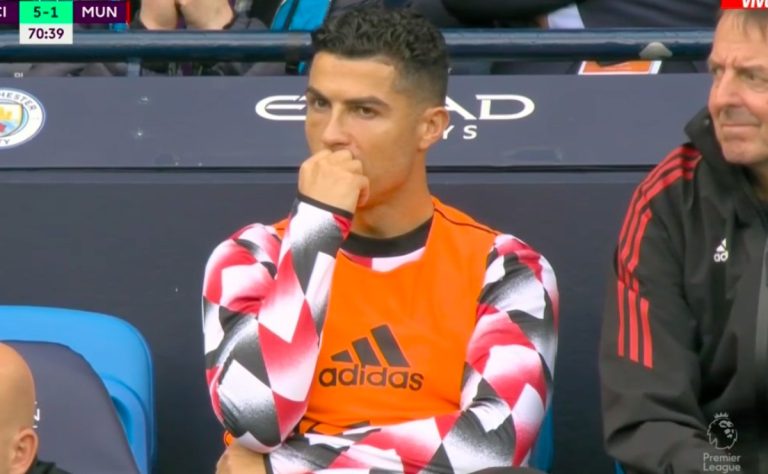 (VIDEO) Abrumado: La cara de Cristiano tras la paliza del City al United