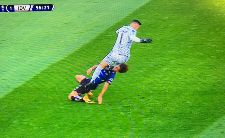 (VIDEO) El fuerte golpe que recibió Lautaro Díaz en la final de la Sudamericana