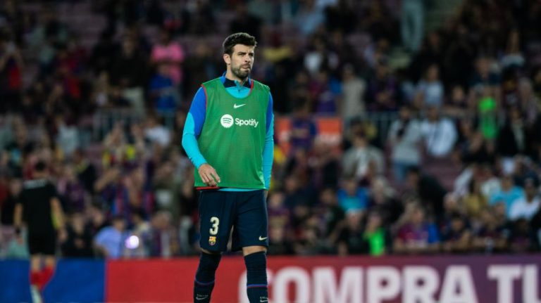 (VIDEO) Silbidos a Piqué al entrar en el campo