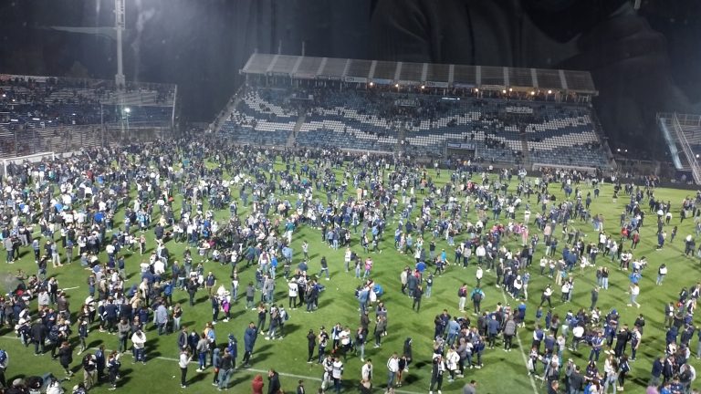 Falleció un hincha de 57 años tras los incidentes en La Plata