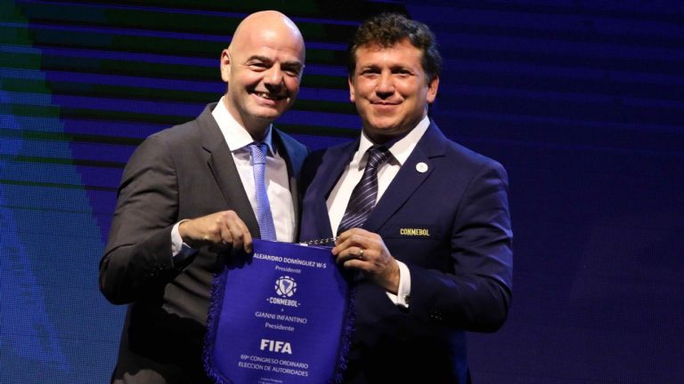 Domínguez a Infantino: “Te invito a hacer un Mundial acá en el 2030 y no pelearnos por los lujos”