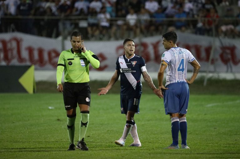 Abogados de LDU exigen una fuerte sanción para Marlon Vera