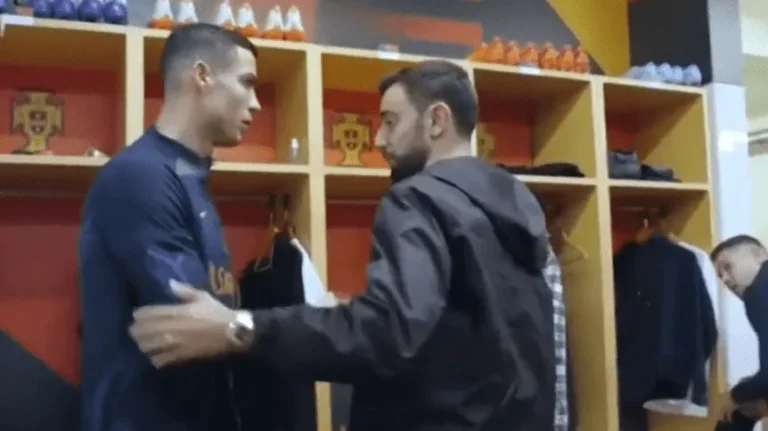 (VIDEO) El frío saludo entre Cristiano Ronaldo y Bruno Fernandes