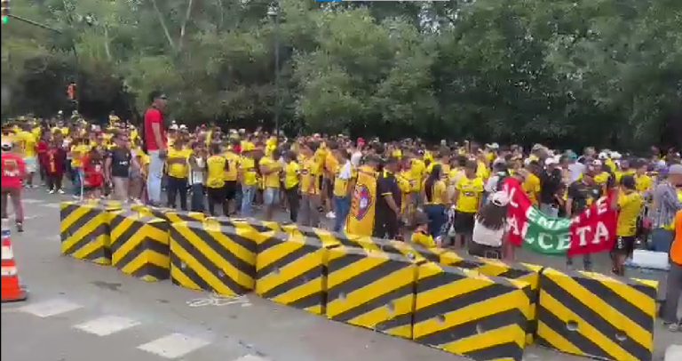 (VIDEO) GRAN AMBIENTE: Hinchas llegan al Monumental para la final de la LigaPro Betcris