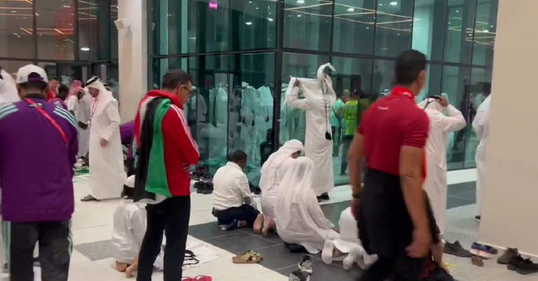 (VIDEO) Hinchas de Qatar rezan previo al partido ante Ecuador