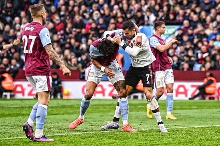 (VIDEO) Fuerte cruce entre Cristiano Ronaldo y Mings en la Premier