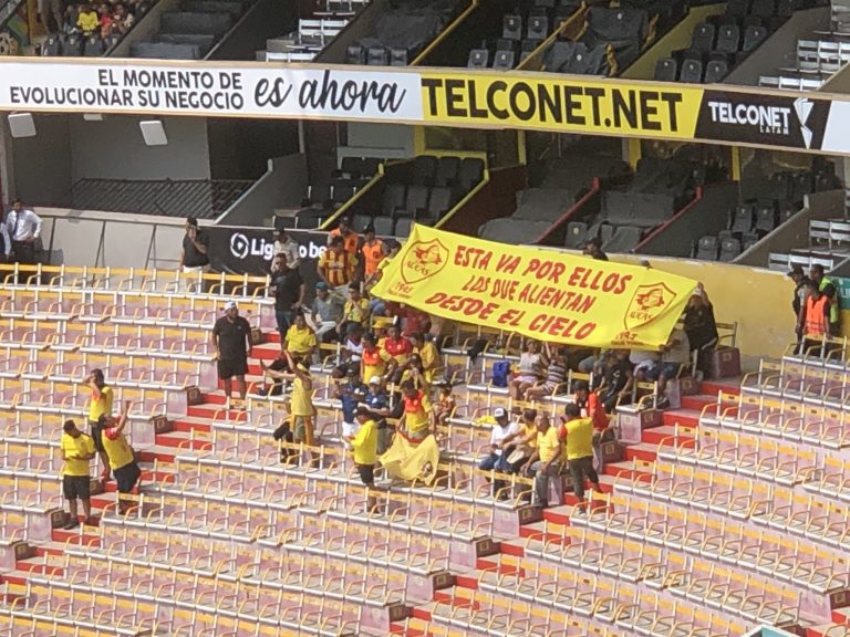 (FOTO) Hinchas de Aucas en el Monumental: “Esta va por ellos, los que alientan desde el cielo”