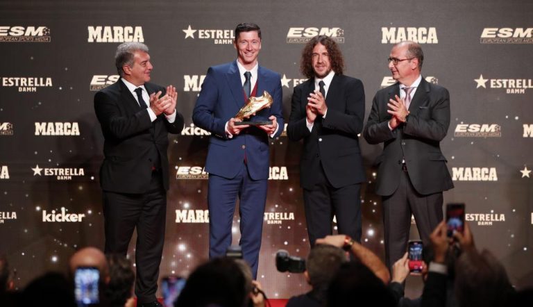 Lewandowski recibe la Bota de Oro 2022