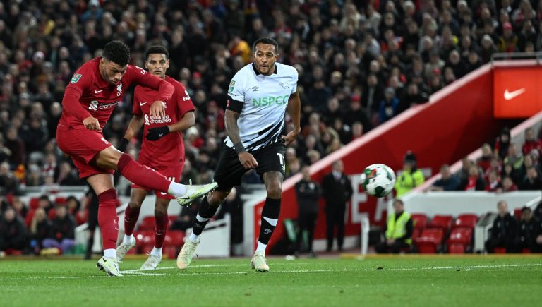 (VIDEO) Liverpool sufrió pero clasificó a por penales en la Carabao Cup