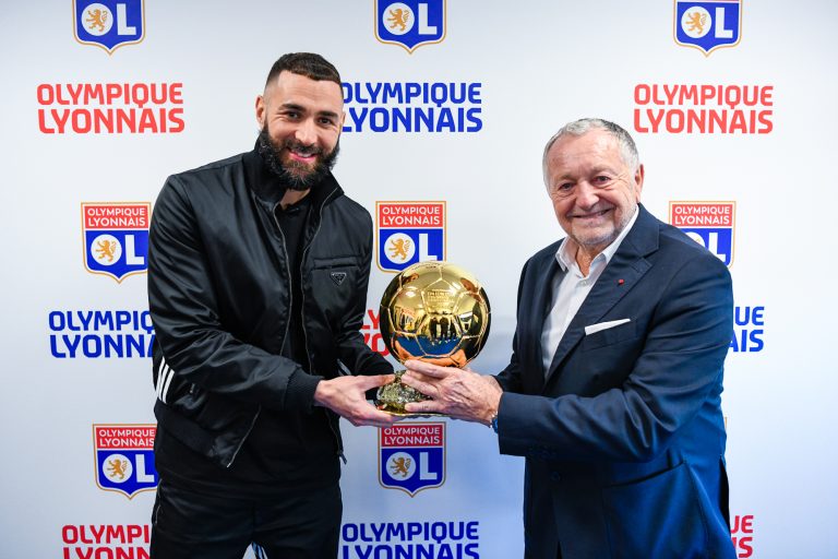 (VIDEO) Benzema ofrece el Balón de Oro a Lyon