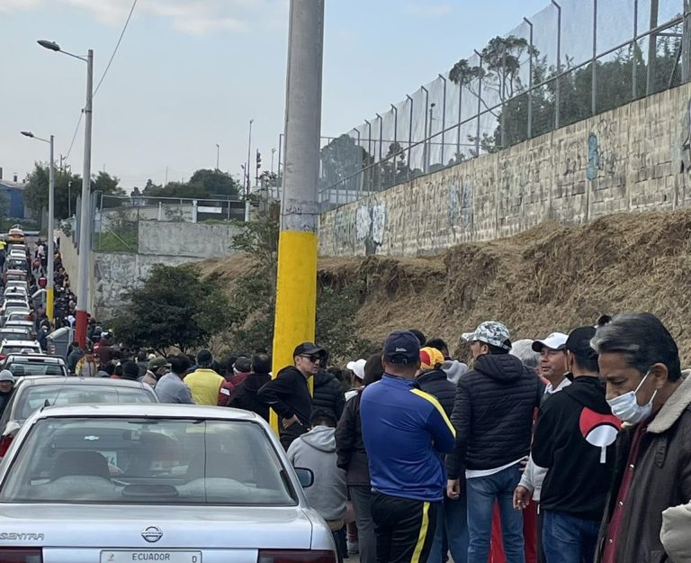 (VIDEO) POR LOS BOLETOS: Largas filas en los exterores del Gonzalo Pozo Ripalda