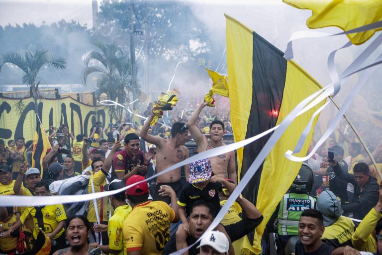 (VIDEO) El banderazo de la hinchada de BSC en Guayaquil
