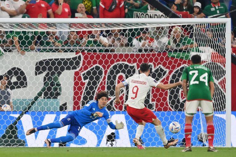 (VIDEO) Ochoa en modo MUNDIAL: Atajó el penal de Lewandowski