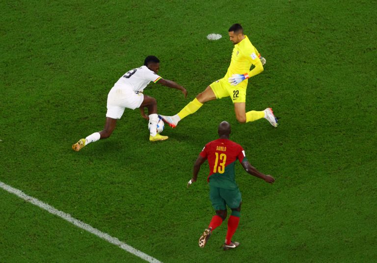(VIDEO) El arquero de Portugal casi se manda el blooper del Mundial