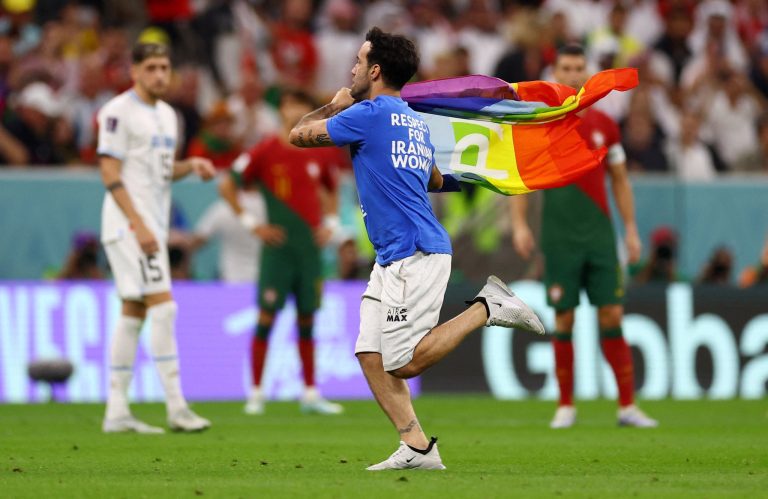 (VIDEO) PRIMERA INVASIÓN EN QATAR 2022: Hincha ingresó con la bandera LGBT