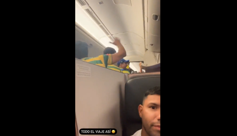 (VIDEO) El incómodo momento del ‘Kun’ Agüero en el avión rumbo a Qatar