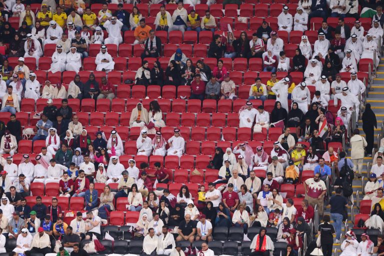 (VIDEO) INSÓLITO: Hinchas de Qatar abandonaron el estadio durante el 2T