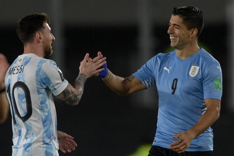 (FOTO) “Felicitaciones, gordo”: Luis Suárez y la videollamada con Messi