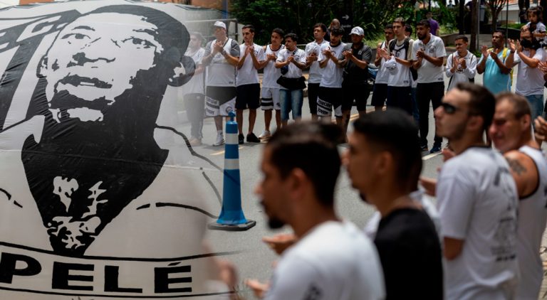 (VIDEO) Cadena de oración en la puerta del hospital donde Pelé se encuentra internado