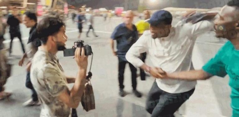 (VIDEO) Samuel Eto’o le da una patada a un aficionado