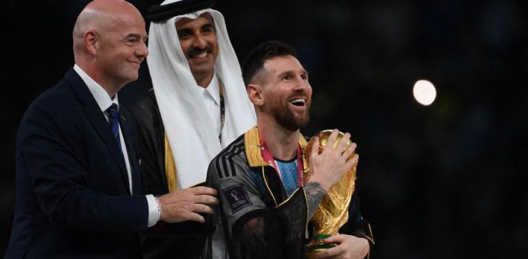 El bisht, la capa real que Qatar colocó a Messi antes de levantar la Copa del Mundo