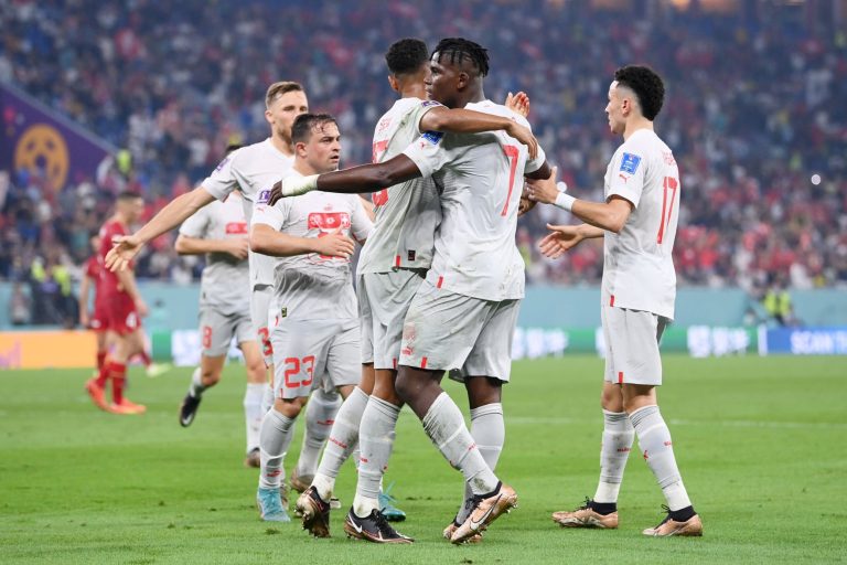 (VIDEO) LLUVIA DE GOLES: Suiza venció a Serbia y jugará los 8vos