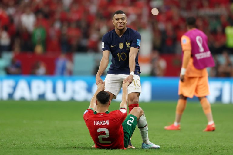 Mbappé fue a consolar a su amigo Hakimi tras la semifinal