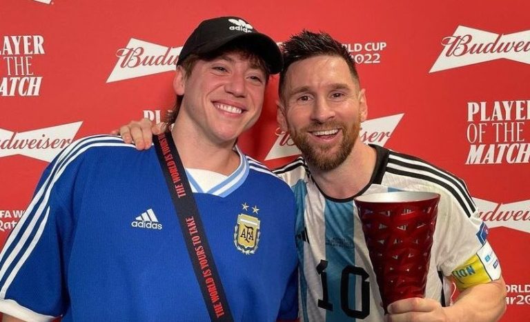 Paulo Londra le entregó el premio del partido a Lionel Messi