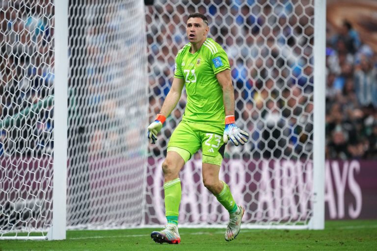 Dibu: “Me patearon 3 veces y 3 goles… Atajé mal, después hice todo bien”