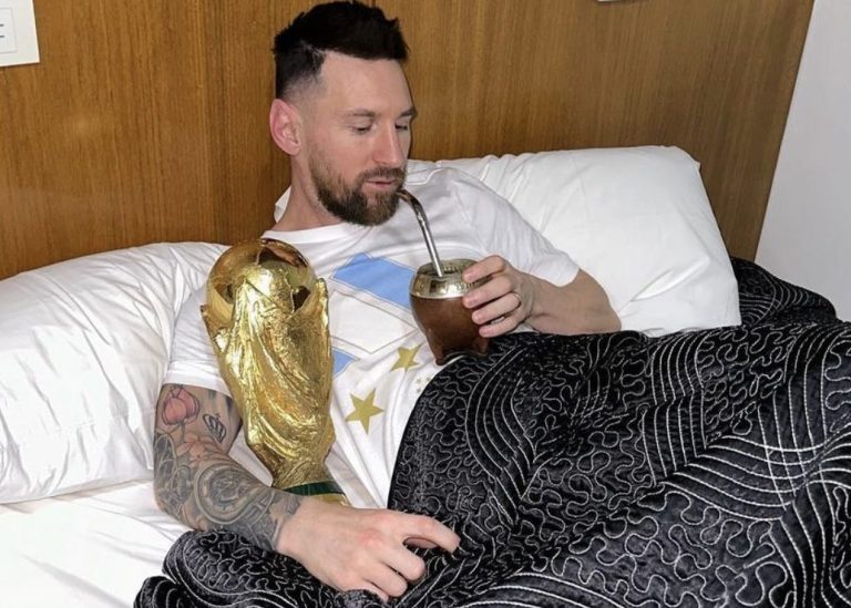 ¿La foto más argentina de la historia? Messi durmió bien acompañado con la Copa