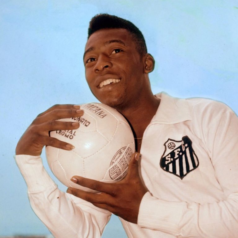 (FOTO) Santos bordará una corona en su escudo en homenaje a Pelé