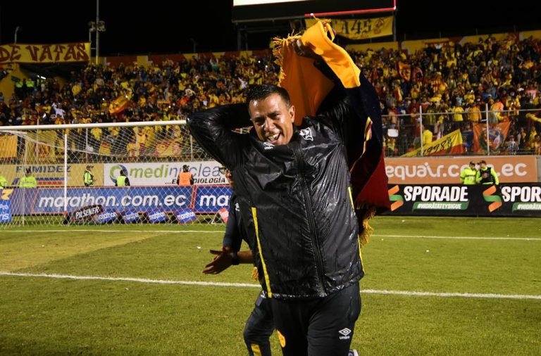 NO SE VA: César Farías seguirá en Aucas