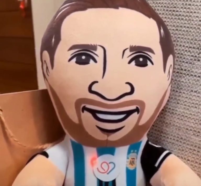 (VIDEO VIRAL) El peluche de Messi molesto sí existe… “Qué mirás, bobo”