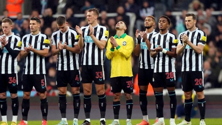 (VIDEO) GRAN HOMENAJE: Bruno Guimarães saltó al campo de juego con la camiseta de Pelé