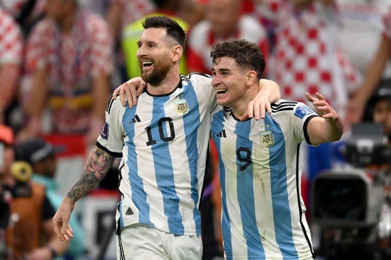 Messi le regaló su premio a Julián Álvarez: “Está por encima del resto”