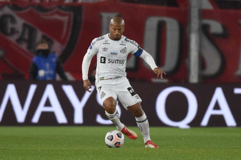 Carlos Sánchez es separado de Santos por alteraciones cardíacas