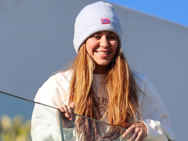 Shakira y un abrigo con ‘mensajito’ para Piqué