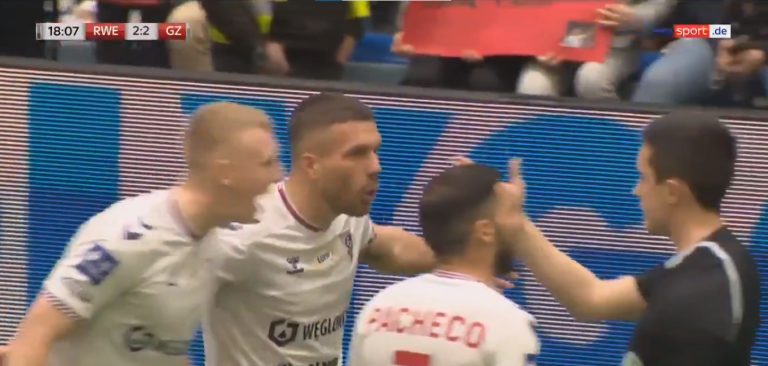 (VIDEO) Podolski, expulsado en su propio torneo benéfico