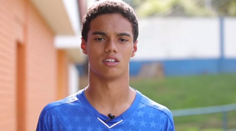 ¡El heredero! El hijo de Ronaldinho está a prueba en Barcelona